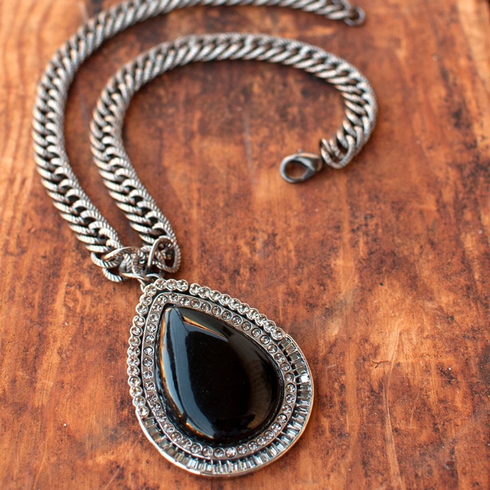 Pear-shaped pendant necklace - Super unique